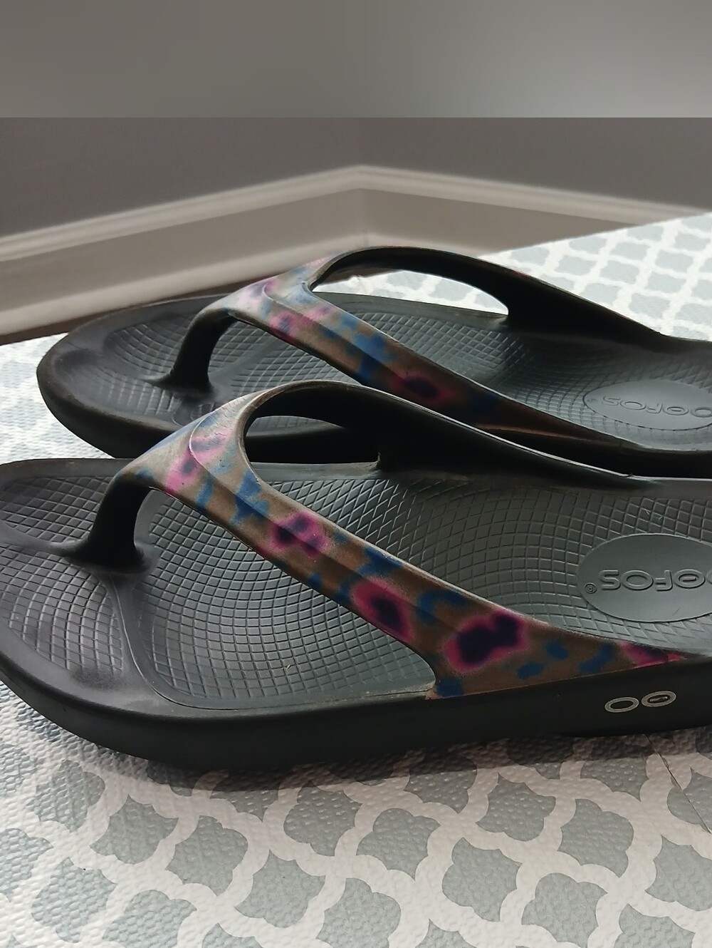 OOFOS Black Flip Sandals with Multicolor Leopard-Print Straps Womens 9